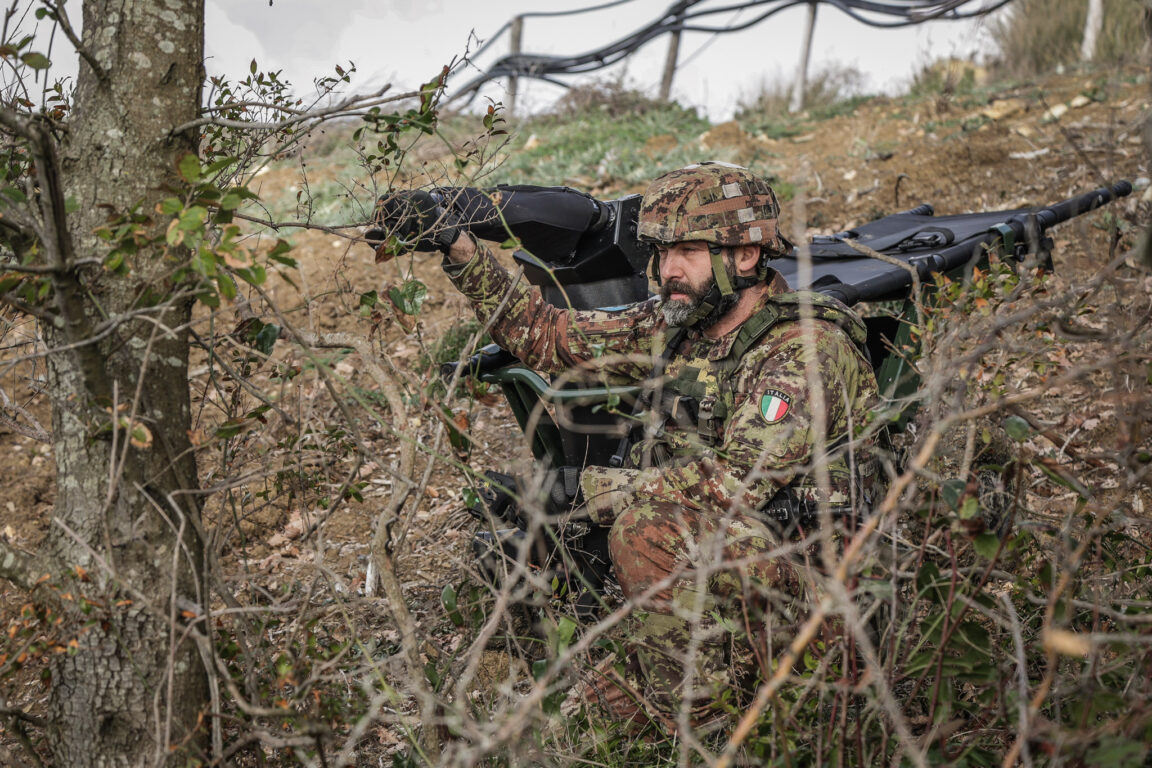 Nella fanteria leggera il carico resta un vincolo strutturale: munizioni, acqua, batterie e kit sanitari pesano sulla progressione. Immagini messe a disposizione con licenza CC-BY-NC-SA 3.0 IT.