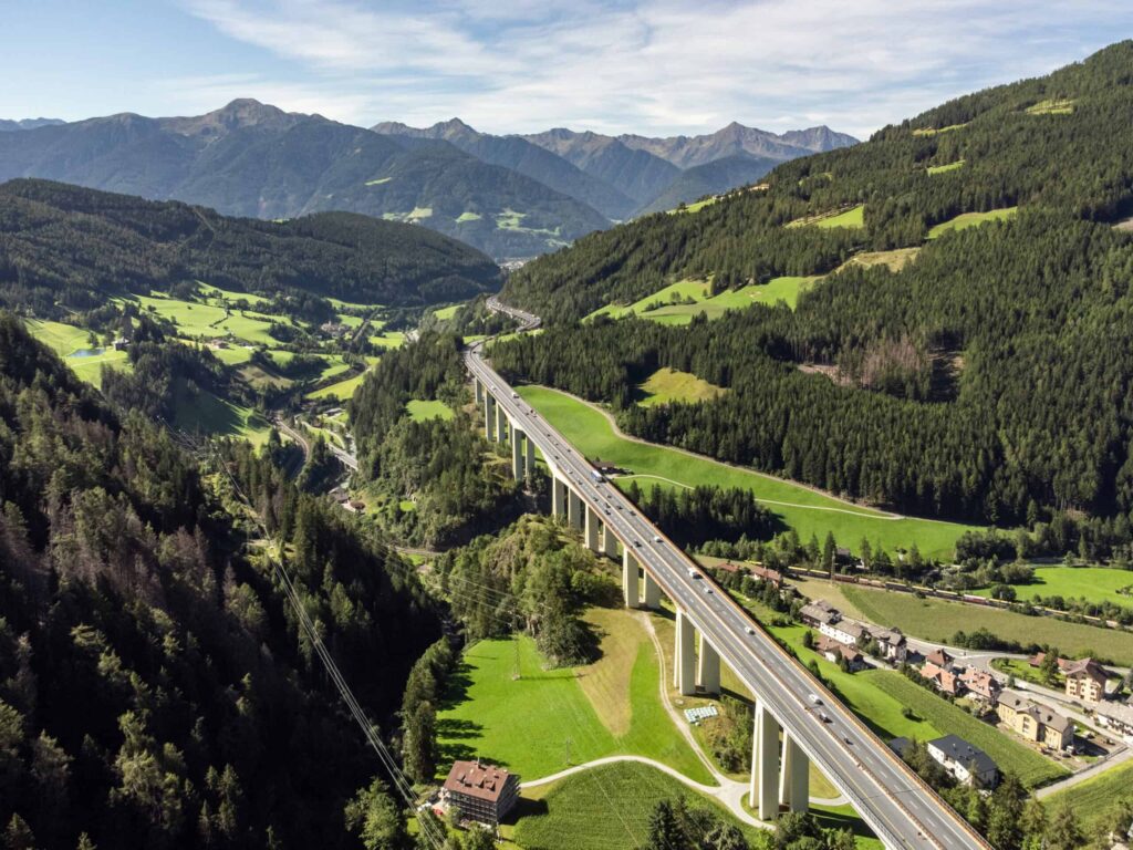 Viadotto Colle Isarco. A22 punta su droni e sensori per la sorveglianza tecnica di ponti, viadotti e versanti. Gemello digitale e dati per interventi pi&ugrave; efficienti.