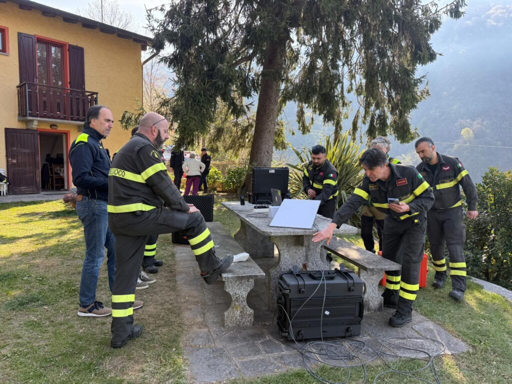 I droni SAPR dei Vigili del Fuoco hanno supportato coordinamento e valutazione dello scenario con immagini aeree e termocamera.