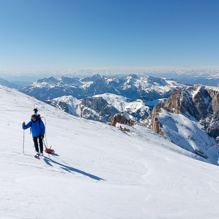 Tra i segnali pi&ugrave; sensibili analizzati ci sono discontinuit&agrave; interne, spessore del ghiaccio e possibili sacche d&rsquo;acqua alla base, parametri chiave per la valutazione del rischio.