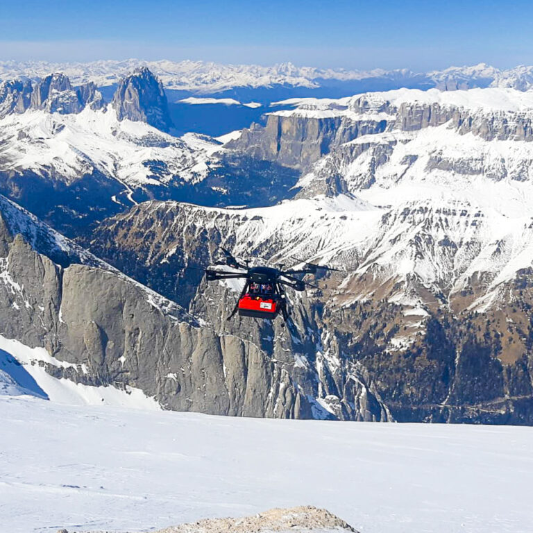 Il rilievo combina georadar da drone e da terra: copertura sistematica dall&rsquo;alto, maggiore profondit&agrave; e risoluzione a terra, per ricostruire la struttura interna del ghiaccio in 3D.