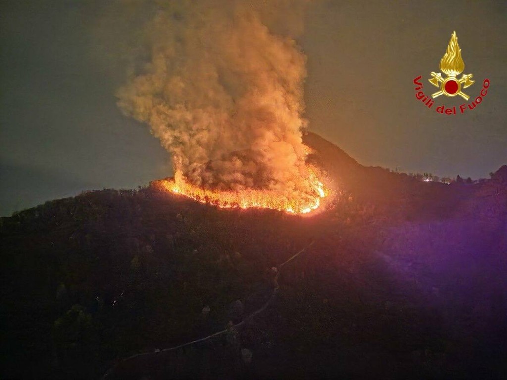 Emergenza chiusa a Laveno Mombello: incendio boschivo domato dopo circa 72 ore tra spegnimento, contenimento e bonifica.