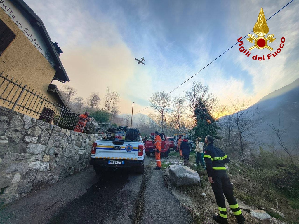 Sul terreno hanno operato Vigili del Fuoco e volontari AIB, con postazioni di controllo in localit&agrave; Casere e Monteggia.
