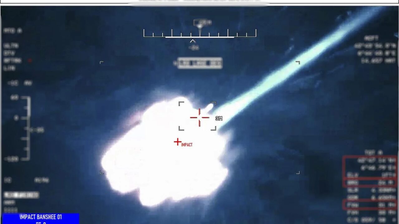 Il Reaper pu&ograve; operare come &ldquo;cacciatore&rdquo; in quota, mantenendo sorveglianza prolungata e intervenendo quando la minaccia entra nel settore di responsabilit&agrave;.
L&rsquo;impiego Hellfire in funzione C-UAS &egrave; gi&agrave; stato sperimentato in Medio Oriente per contrastare droni impiegati contro basi e infrastrutture.