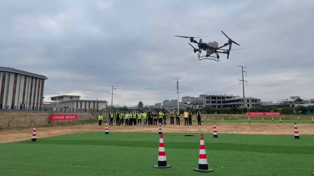 Microonde e solare: due strade per la ricarica in volo dei droni. Test in Cina con sorgente mobile e confronto con Guardian di Vector Robotics.