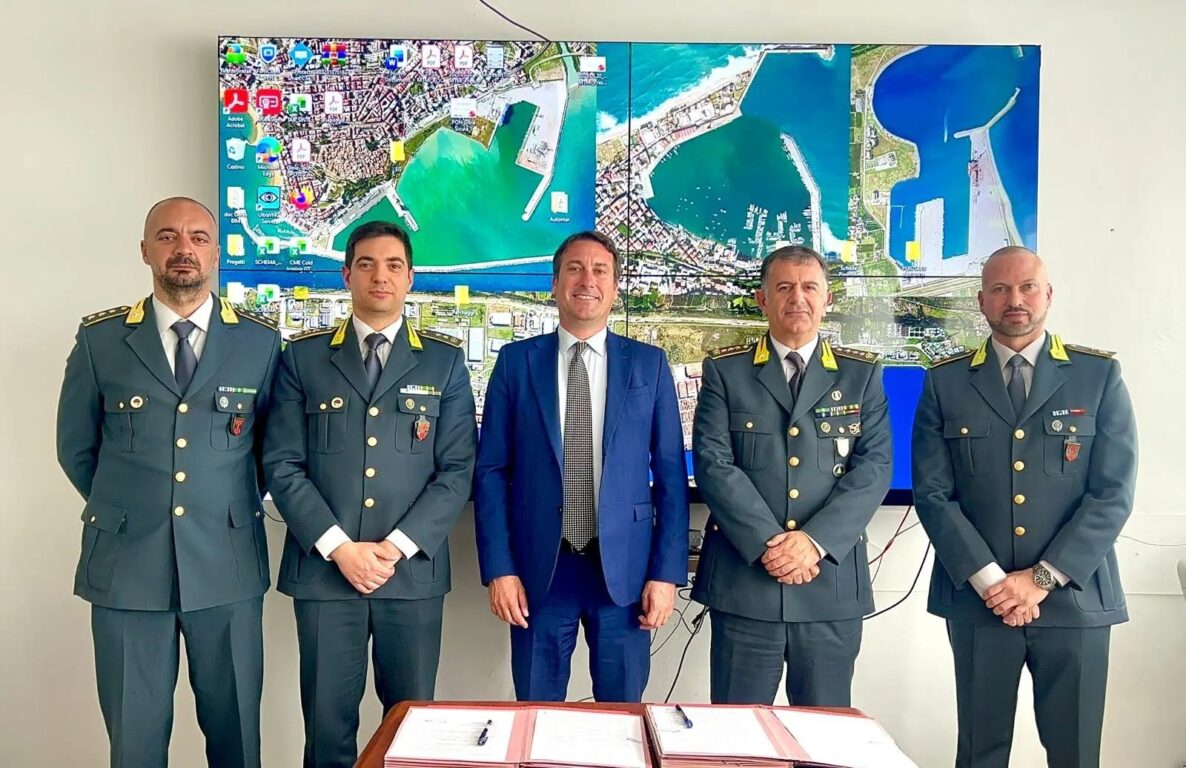Guardia di finanza e Autorit&agrave; di Sistema Portuale dei Mari Tirreno Meridionale e Ionio firmano il protocollo per i droni di sorveglianza al porto di Gioia Tauro.