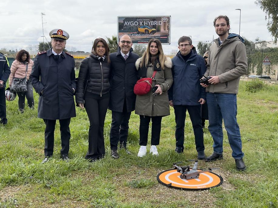 La sperimentazione ha simulato un incidente motociclistico con intervento coordinato di Polizia Locale e 118, alla presenza dell&rsquo;assessore regionale Raffaele Piemontese e dei partner istituzionali e sanitari coinvolti.