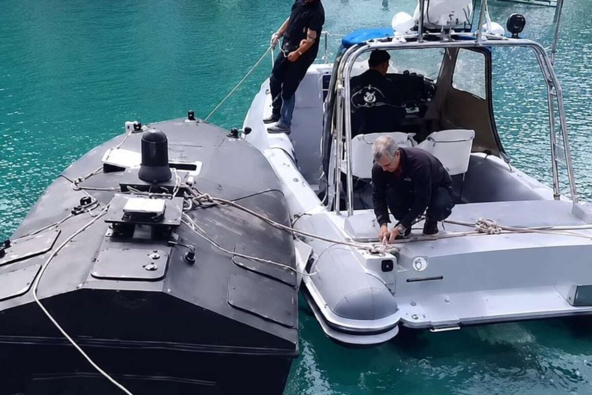 Un drone carico di esplosivo &egrave; stato ritrovato al largo della costa occidentale della Grecia, vicino all&rsquo;isola di Lefkada, aprendo un nuovo fronte di preoccupazione sulla sicurezza nel Mediterraneo orientale. Il velivolo senza pilota, contenente circa 100 chili di esplosivo, &egrave; stato individuato da un pescatore in una grotta marina e successivamente fatto brillare in sicurezza dalle autorit&agrave; greche.