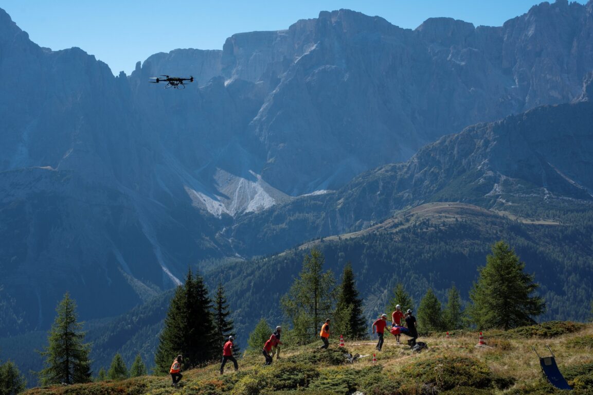 FlyingBasket nei test alpini: piattaforme cargo, addestramento alle squadre e procedure per operare in morfologie complesse.