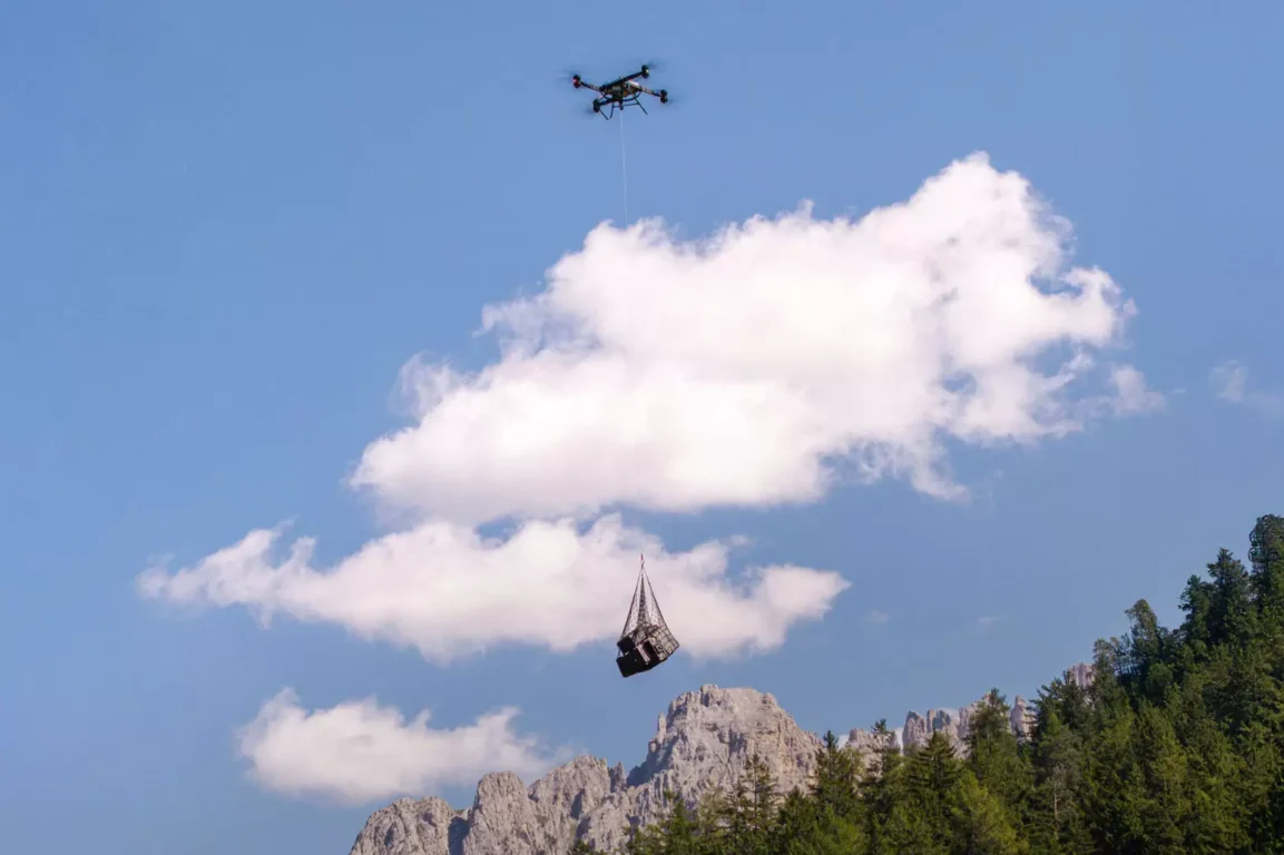 Meno urti e vibrazioni: nei test la movimentazione del paziente via drone riduce le sollecitazioni fino a 10 volte rispetto al trasporto a terra.