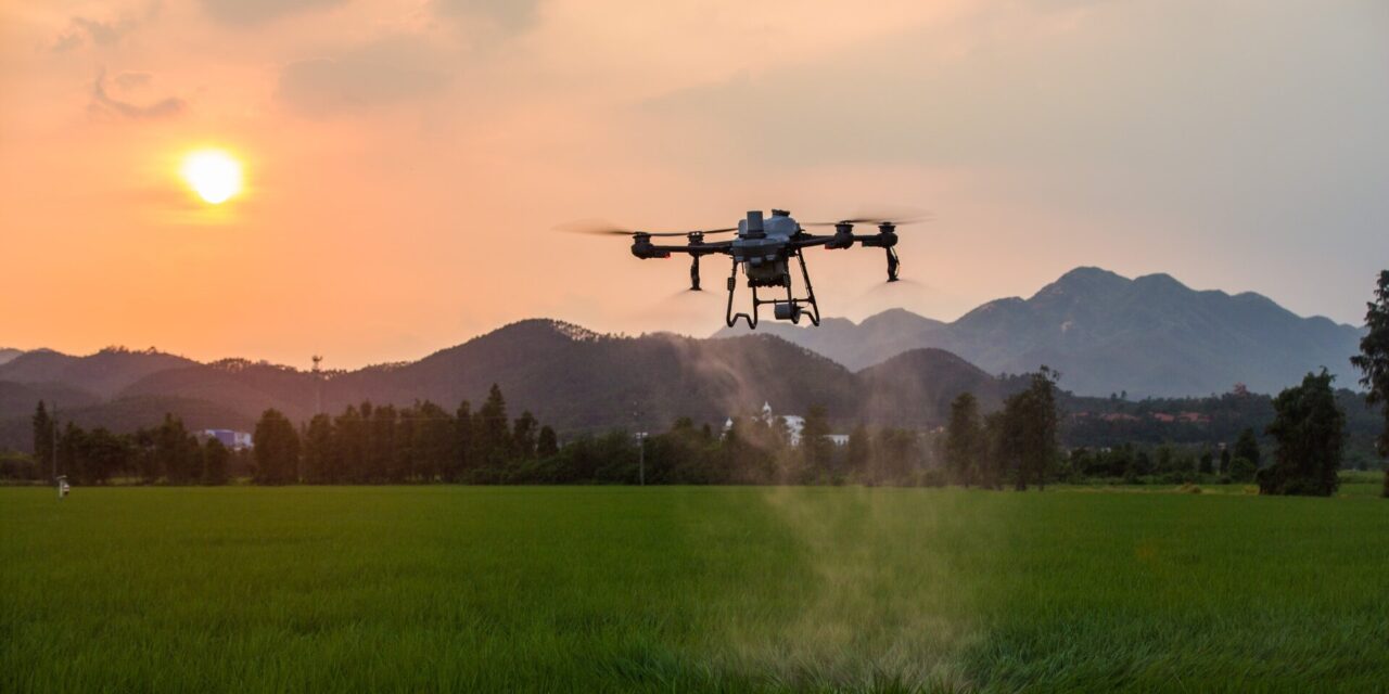 I droni multispettrali per l&rsquo;agricoltura di precisione acquisiscono immagini in bande dello spettro elettromagnetico oltre il visibile. Elaborano indici di vegetazione come l&rsquo;NDVI per rilevare stress idrico, carenze nutrizionali e malattie delle colture prima che i sintomi diventino visibili all&rsquo;occhio umano. I dati prodotti si integrano nei sistemi GIS e nei file di prescrizione per la distribuzione a rateo variabile.