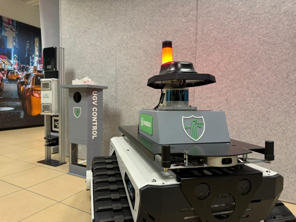 Stampa 3D come ingegneria di campo: schermatura di sensori ed elettronica, cablaggi integrati e accesso rapido ai moduli per manutenzione. Iterazioni veloci dal prototipo ai test sul campo, fino alla versione definitiva.