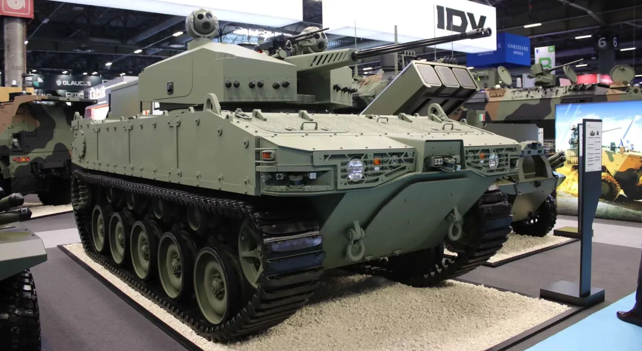 L'azienda italiana IDV ha svelato il CL2X Hybrid, un veicolo blindato cingolato senza pilota da 16 tonnellate, che si posiziona come un leggero tank ed è destinato a operazioni congiunte con MBT, durante le quali dovrebbe subire il peso maggiore dell'attacco.Il peso lordo del veicolo è di 16 tonnellate, con una capacità di carico utile fino a 5 tonnellate. Le sue dimensioni complessive sono 6 metri di lunghezza (incluso il cannone), 2,5 metri di larghezza, 1,8 metri di altezza (scafo) e 2,5 metri di altezza (inclusa la torretta, escluse le ottiche). Il veicolo è dotato di un propulsore ibrido con una potenza di trazione fino a 500 kW e una capacità della batteria fino a 130 kWh, sufficiente per un'autonomia di 30 km. È installato un generatore diesel per ricaricare la batteria.