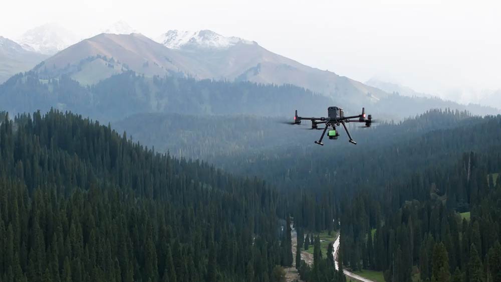 I droni rilevano le strade forestali con fotogrammetria e LiDAR. La fotogrammetria produce ortofoto e modelli digitali del terreno. Il LiDAR penetra la chioma con impulsi laser e ricostruisce il tracciato anche sotto copertura densa. I dati si integrano nei sistemi GIS per la pianificazione forestale.