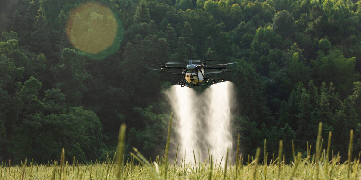 Il costo dipende dalla superficie, dalla frequenza dei passaggi e dalla modalit&agrave; di erogazione. Il modello cooperativo &mdash; come quello del Consorzio Agrario di Cremona &mdash; riduce il costo unitario per azienda e garantisce continuit&agrave; nel monitoraggio stagionale, a differenza del ricorso a operatori drone esterni.