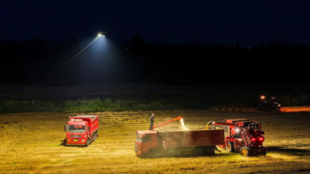Hefei: sistemi UAV in configurazione tethered illuminano i campi agricoli per la raccolta del grano.