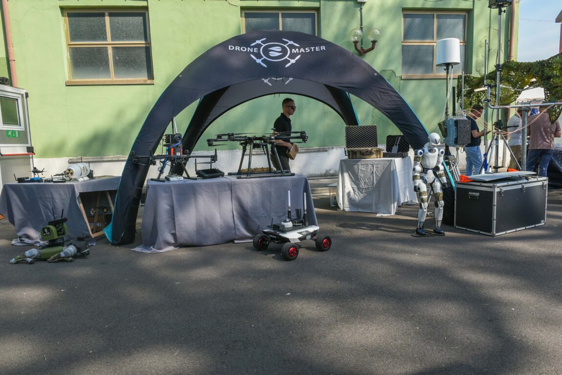 Dronemaster: Integrazione di sistemi robotici e soluzioni logistiche civili e militari presentate all'Industry Day del CTR Fiumicino.