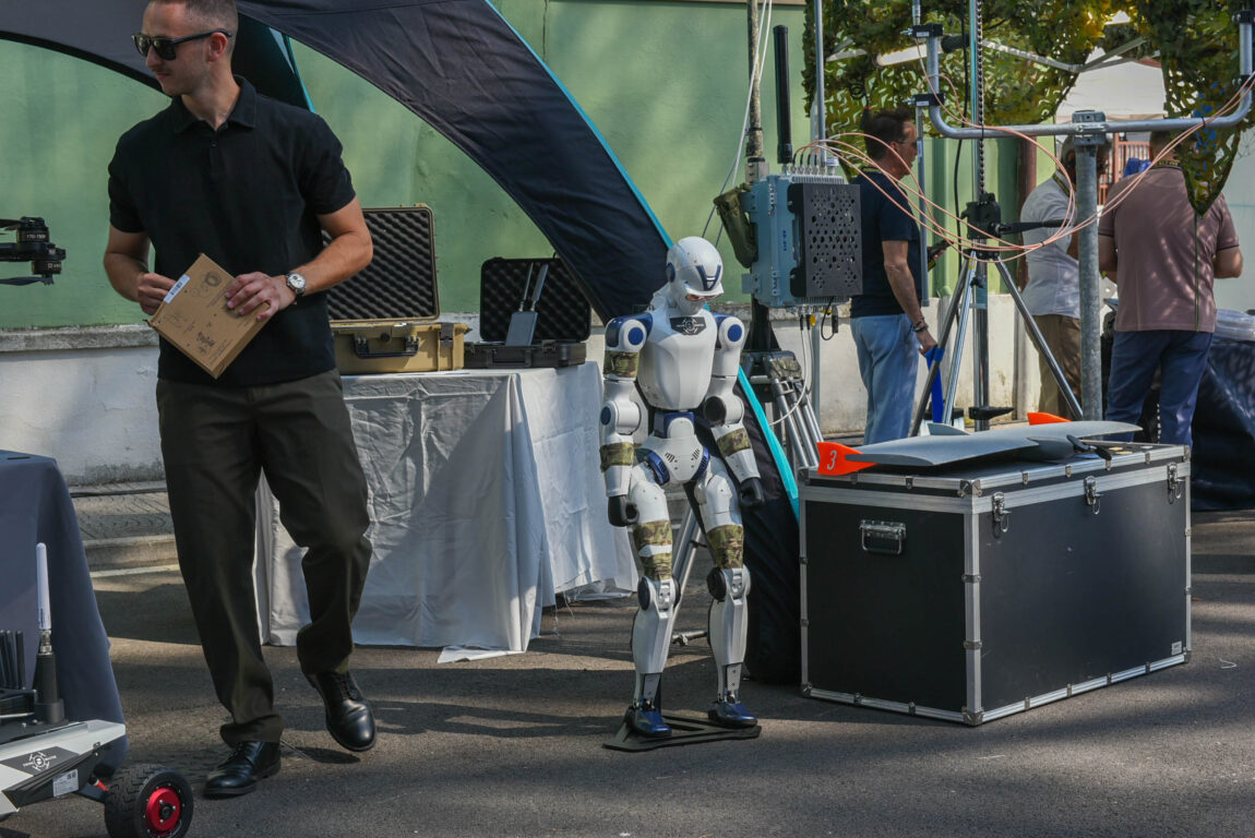 Dronemaster: Integrazione di sistemi robotici e soluzioni logistiche civili e militari presentate all'Industry Day del CTR Fiumicino.