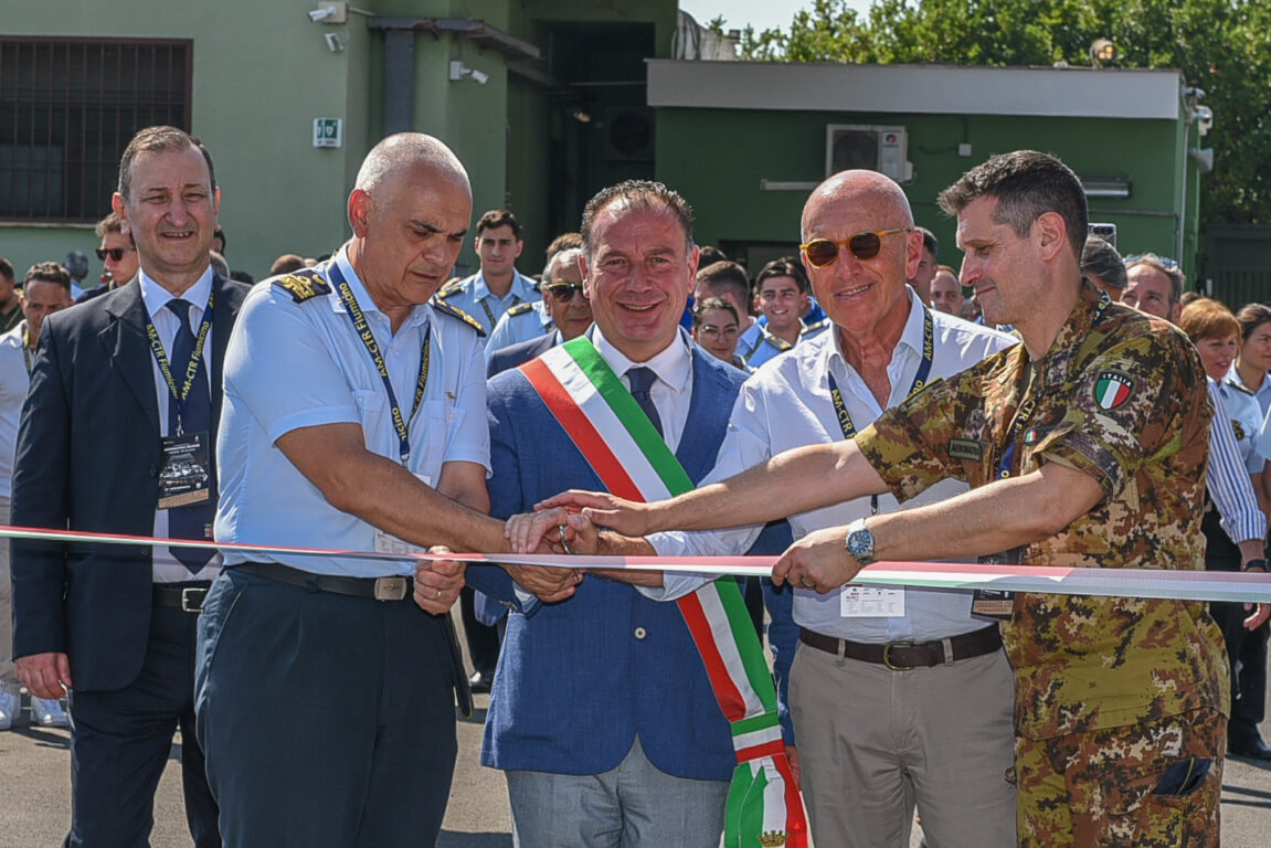 Taglio del nastro all'Industry Day per i 20 anni del CTR Fiumicino con il Generale Massimo Cicerone e il Colonnello Massimo Cionfrini.