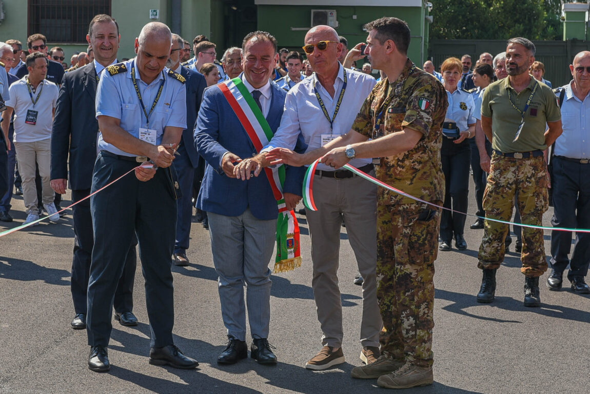 Taglio del nastro all'Industry Day per i 20 anni del CTR Fiumicino con il Generale Massimo Cicerone e il Colonnello Massimo Cionfrini.