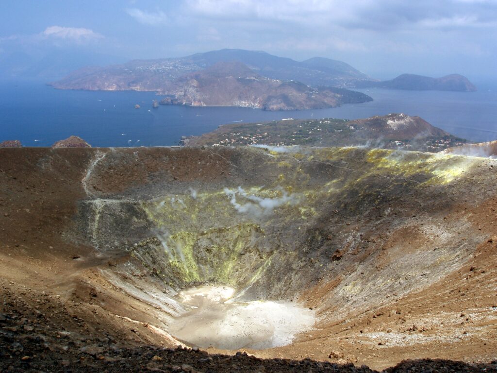 Droni e spettrometria laser per analizzare i gas vulcanici. Scopri il test dell'Università di Monaco a Vulcano per prevedere le eruzioni.