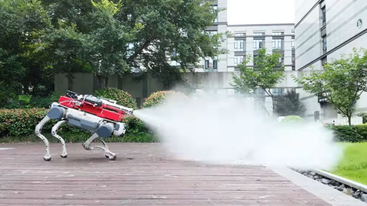 DEEP Robotics presenta il robot quadrupede antincendio per operazioni a contatto zero.