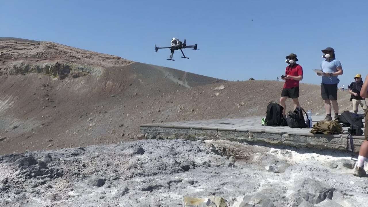 Droni e laser per prevedere le eruzioni: la nuova frontiera del monitoraggio vulcanico testata sull'isola di Vulcano.