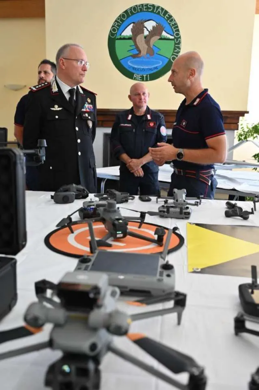 &rsquo;Arma dei Carabinieri rafforza il proprio dispositivo operativo nel settore dei droni con l&rsquo;istituzione del primo Nucleo APR, con base all&rsquo;aeroporto dell&rsquo;Urbe di Roma, e della nuova Sezione Addestramento di Rieti. La riorganizzazione coinvolge il Dipartimento Aereo e Navale e il Raggruppamento Aeromobili Carabinieri (RAC) di Pratica di Mare e punta a costruire una filiera strutturata per l&rsquo;impiego degli Aeromobili a Pilotaggio Remoto nelle attivit&agrave; di polizia.