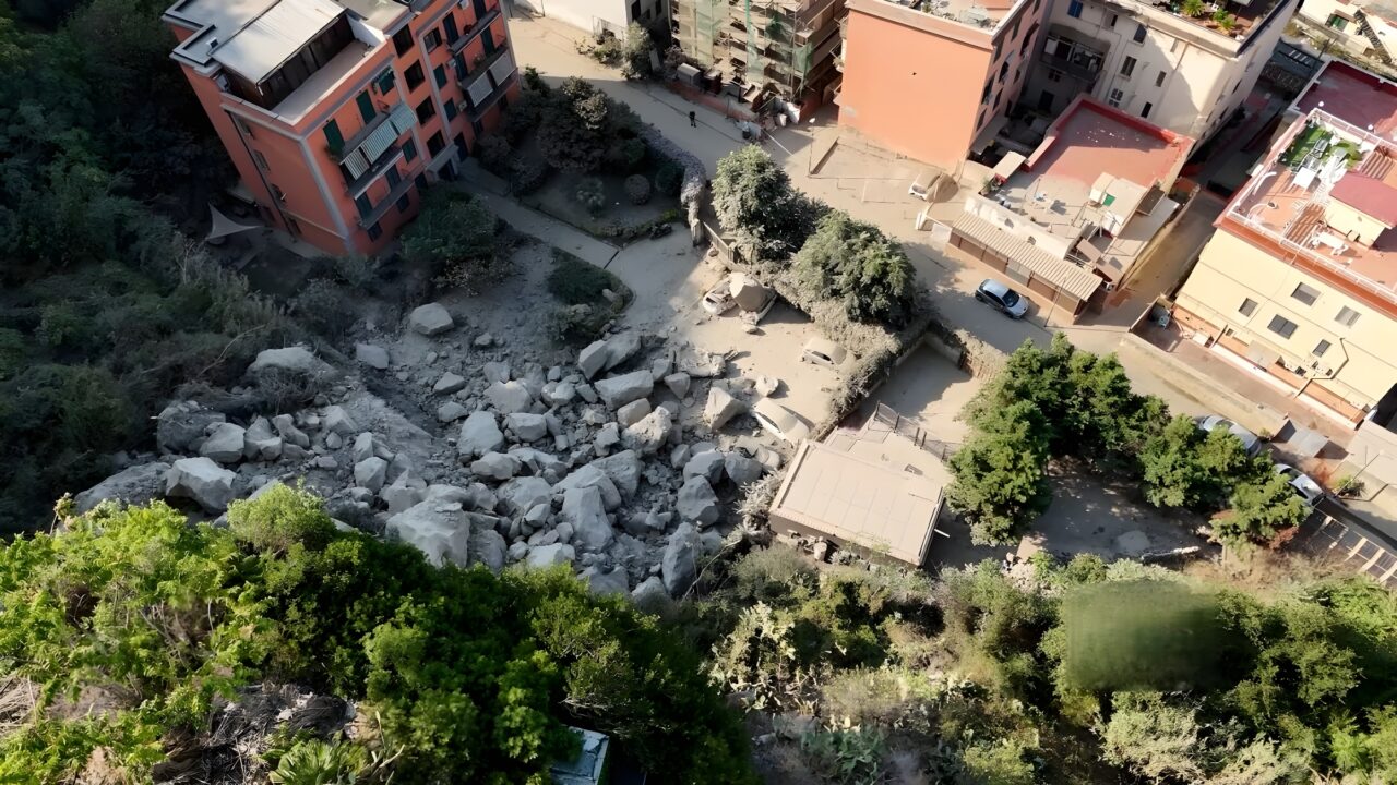 Terremoto ai Campi Flegrei, a Pozzuoli si allarga il fronte della frana: le immagini dal drone .