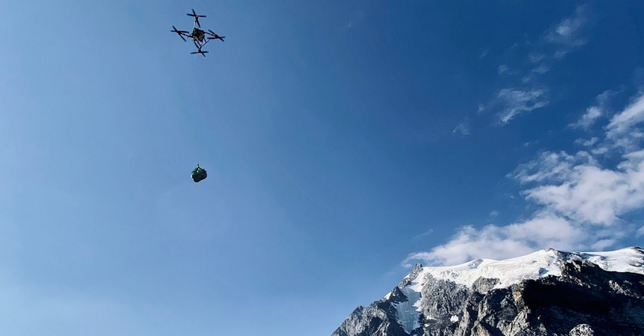 FlyingBasket porta la logistica alpina oltre i 3.000 metri: 189 voli e 8,5 tonnellate trasportate verso otto rifugi dell&rsquo;Alto Adige.